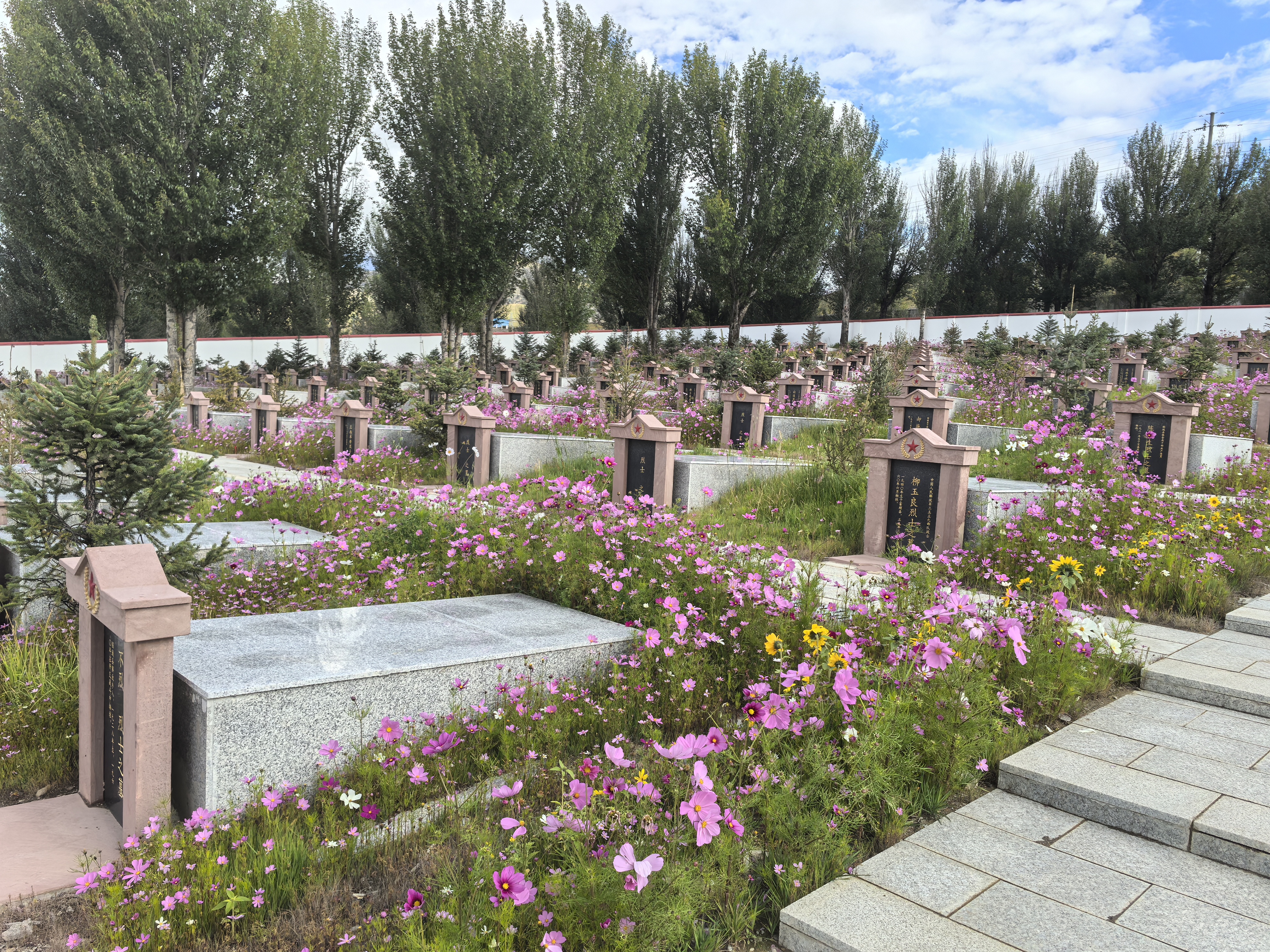 捐資800萬，修繕改建稻城烈士陵園