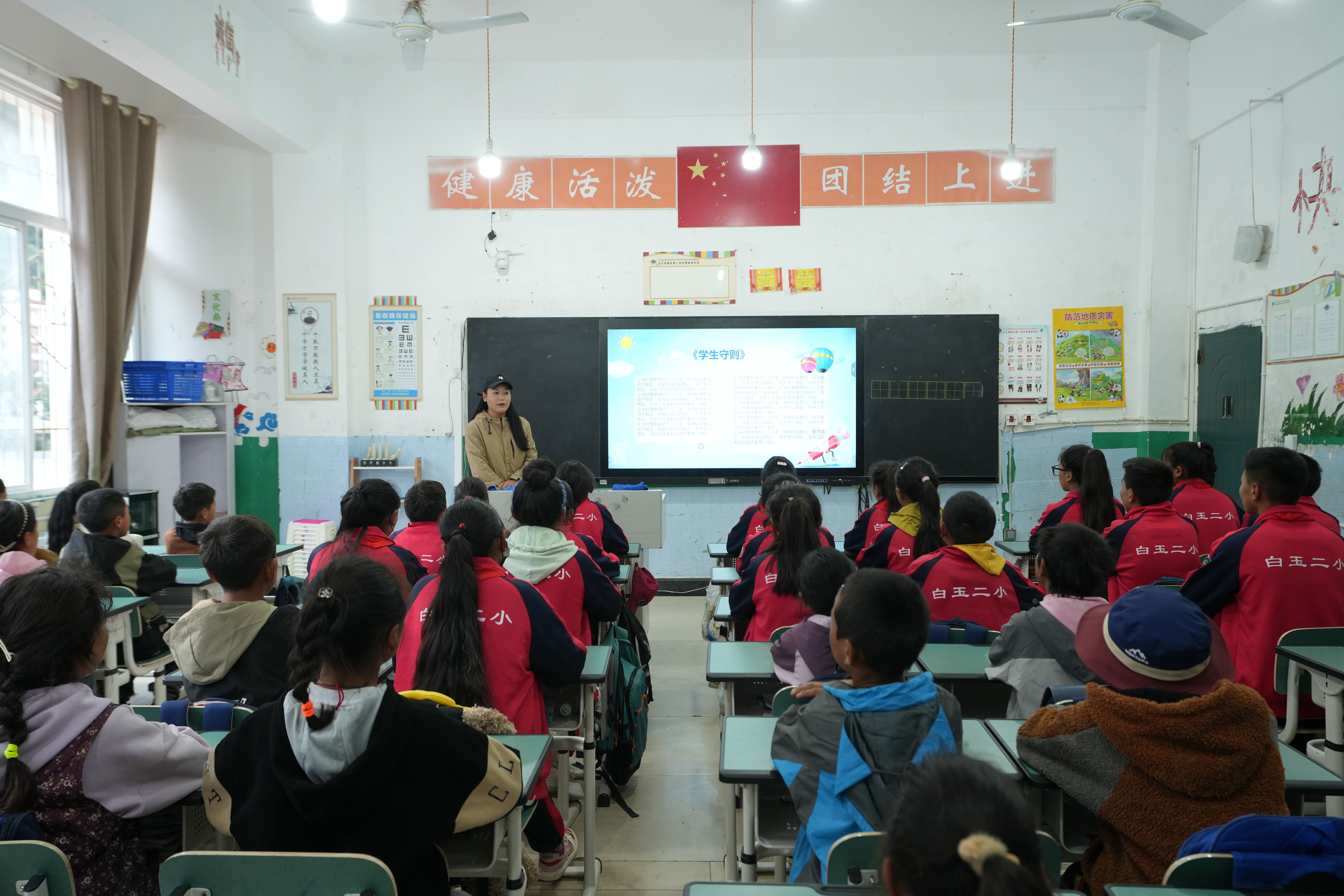 捐建白玉縣電教室，改善基礎(chǔ)教學(xué)條件