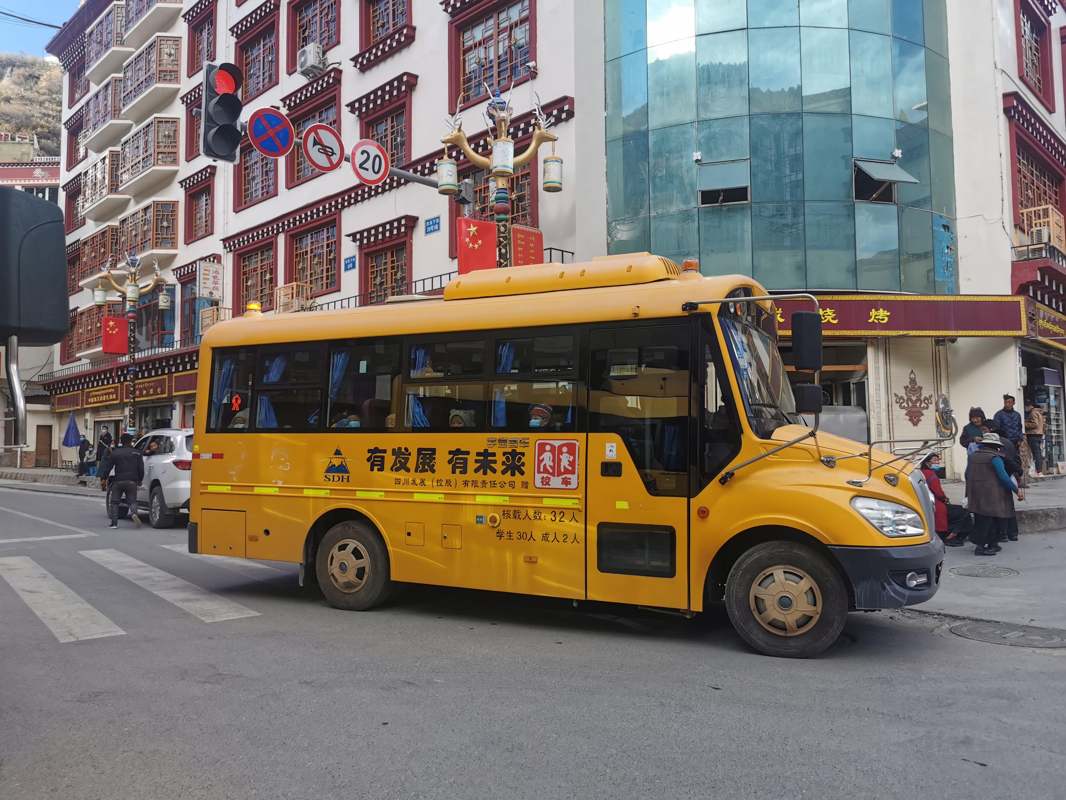 向白玉縣捐贈校車3輛